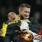 Borussia Dortmund's Reus hugs Kagawa after their Bundesliga first division soccer match against Mainz 05 in Dortmund